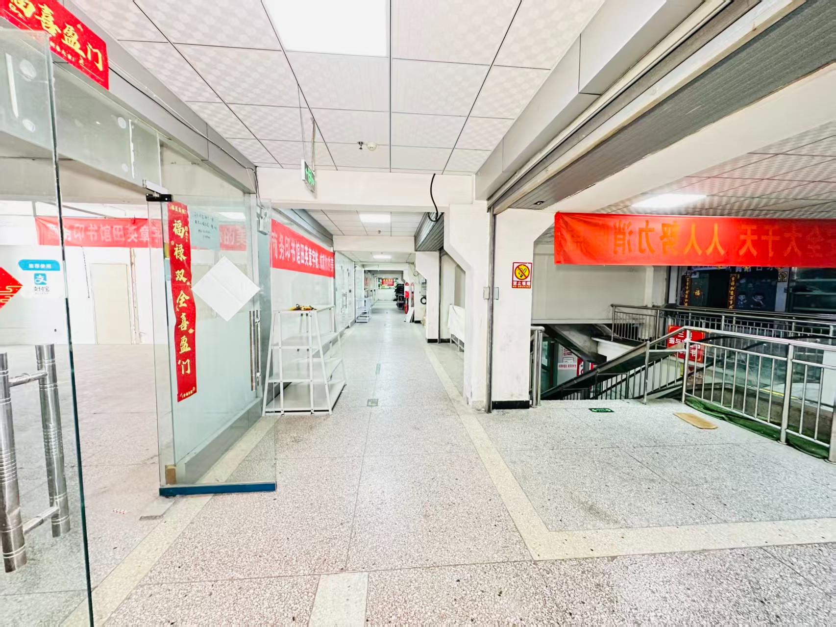 伊西南路引入人工智能技术应用场景，推动AI与商业、零售、电商、企业服务等领域融合发展。