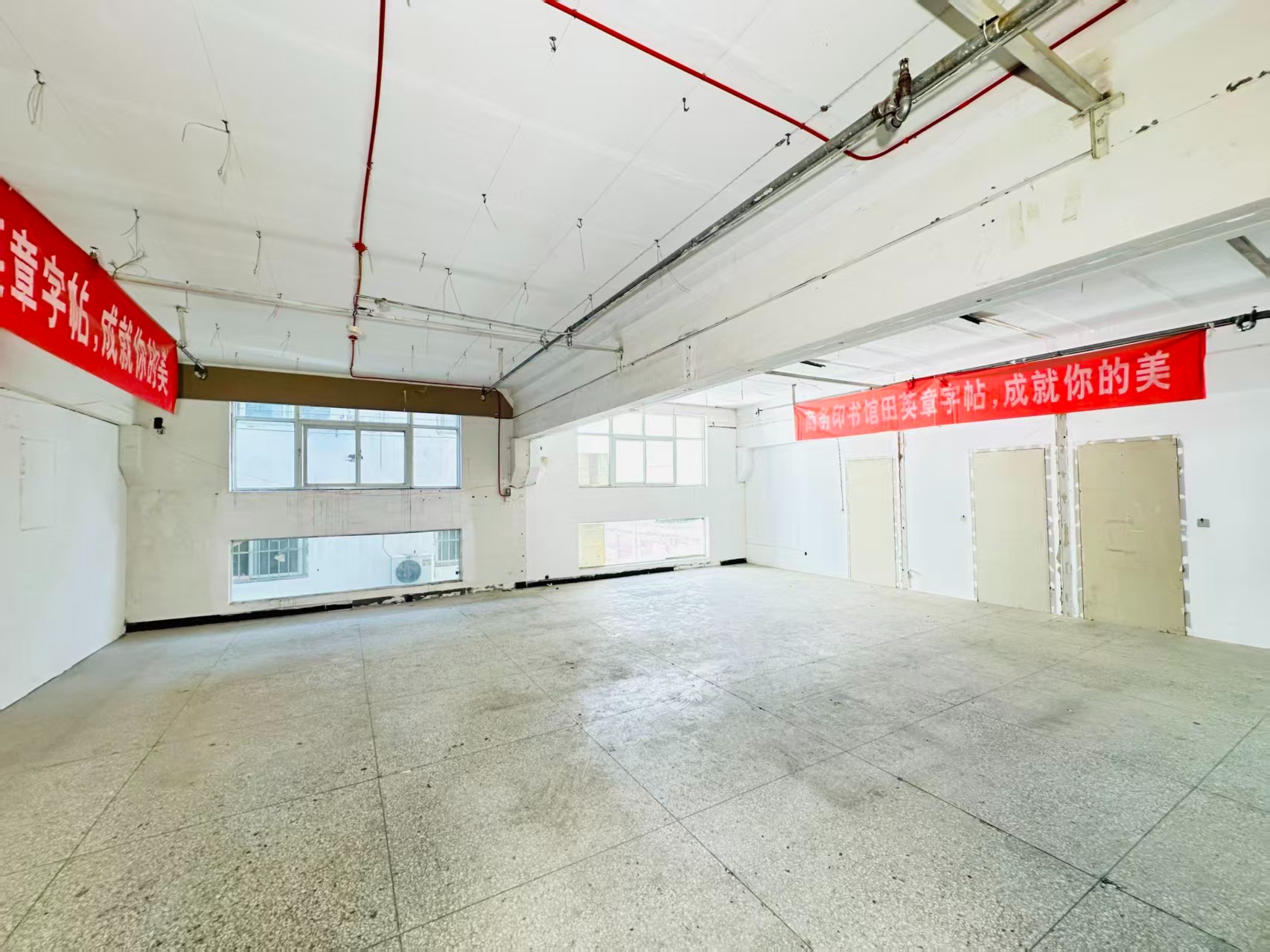 伊西南路重点吸引人工智能应用、数字经济、电商直播、智能制造服务、软件开发、科技创新企业及创业团队入驻